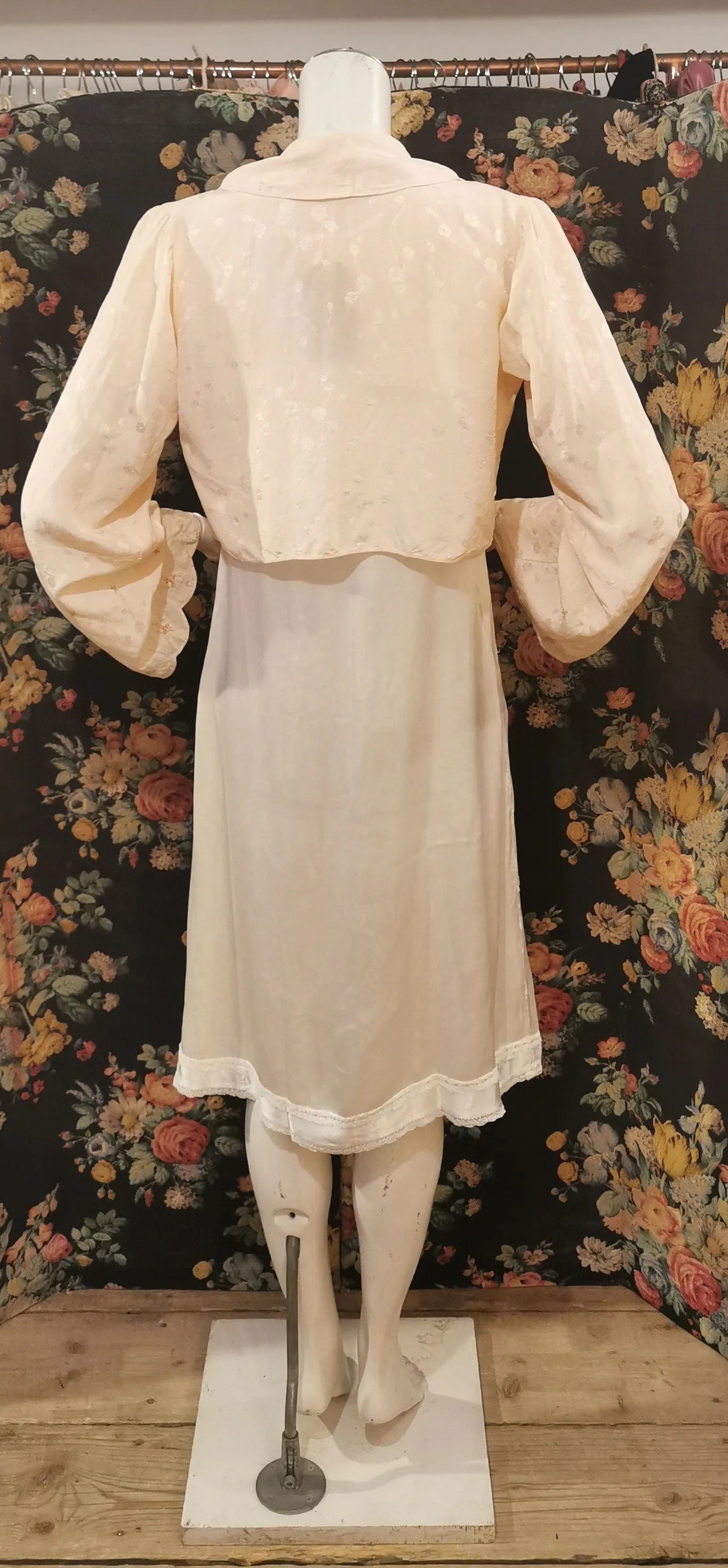 1930s Embroidered silk jacquard pastel pink vintage brocade bed jacket with bell sleeves, floral motif and scallop shawl collar UK 12