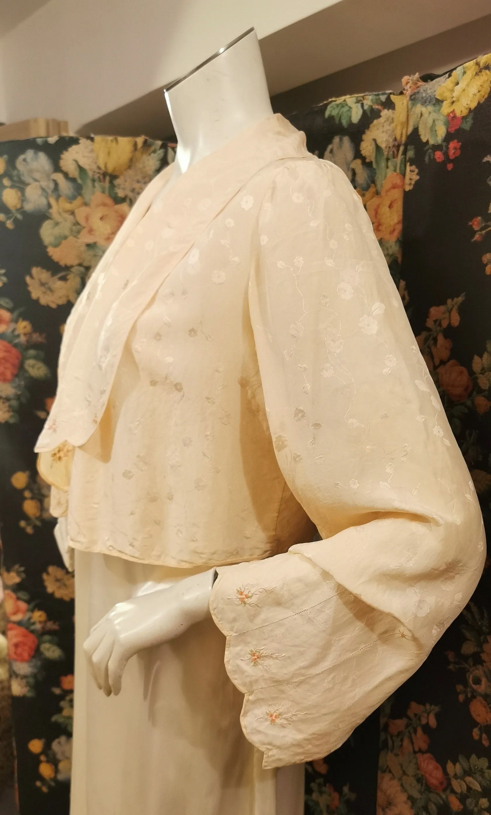 1930s Embroidered silk jacquard pastel pink vintage brocade bed jacket with bell sleeves, floral motif and scallop shawl collar UK 12