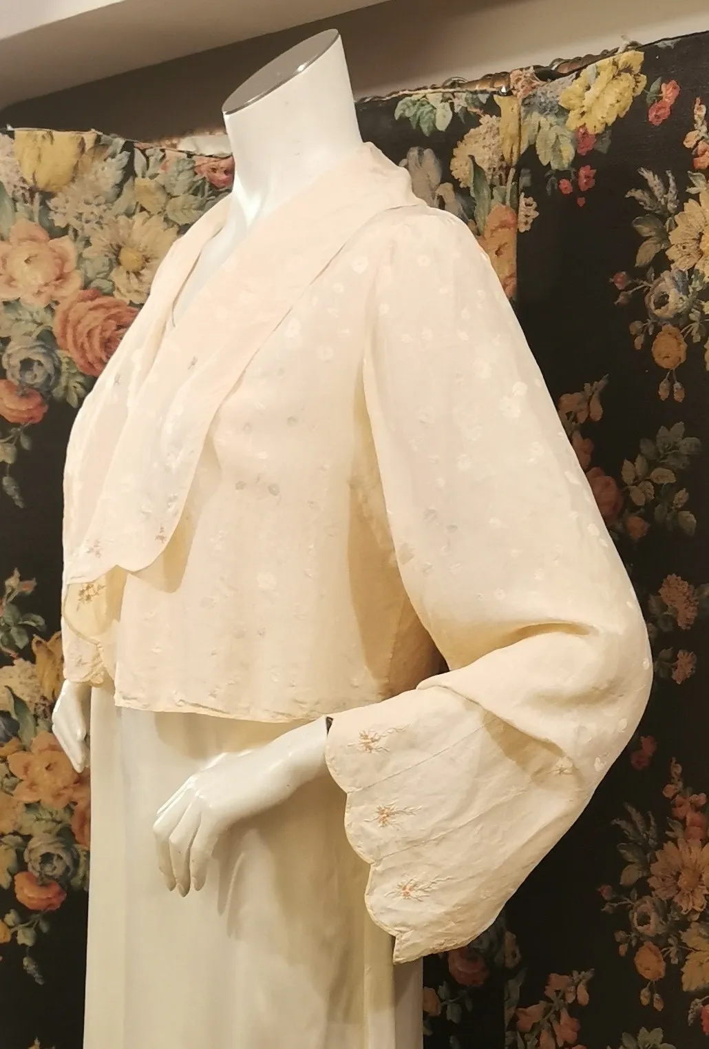 1930s Embroidered silk jacquard pastel pink vintage brocade bed jacket with bell sleeves, floral motif and scallop shawl collar UK 12