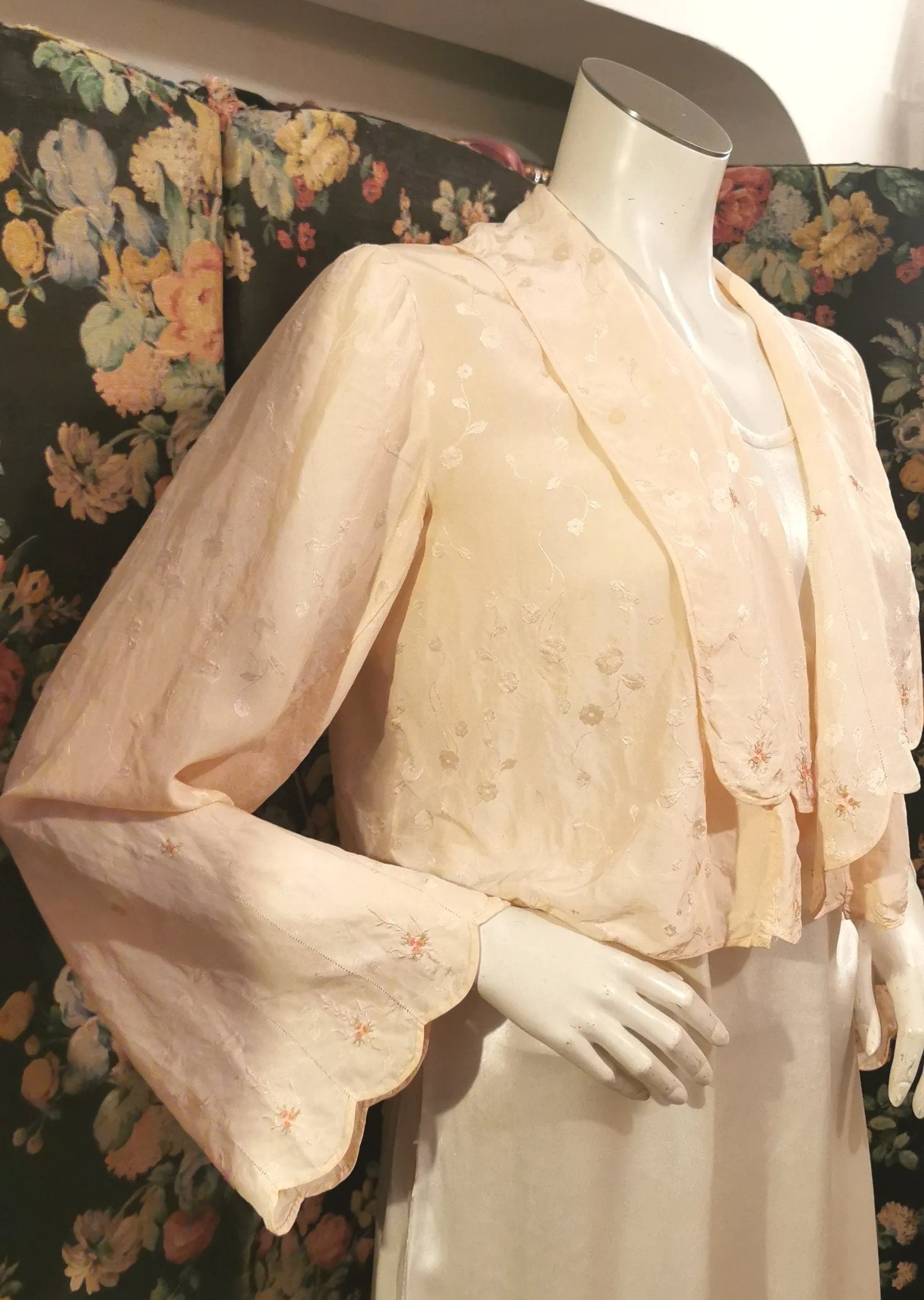 1930s Embroidered silk jacquard pastel pink vintage brocade bed jacket with bell sleeves, floral motif and scallop shawl collar UK 12