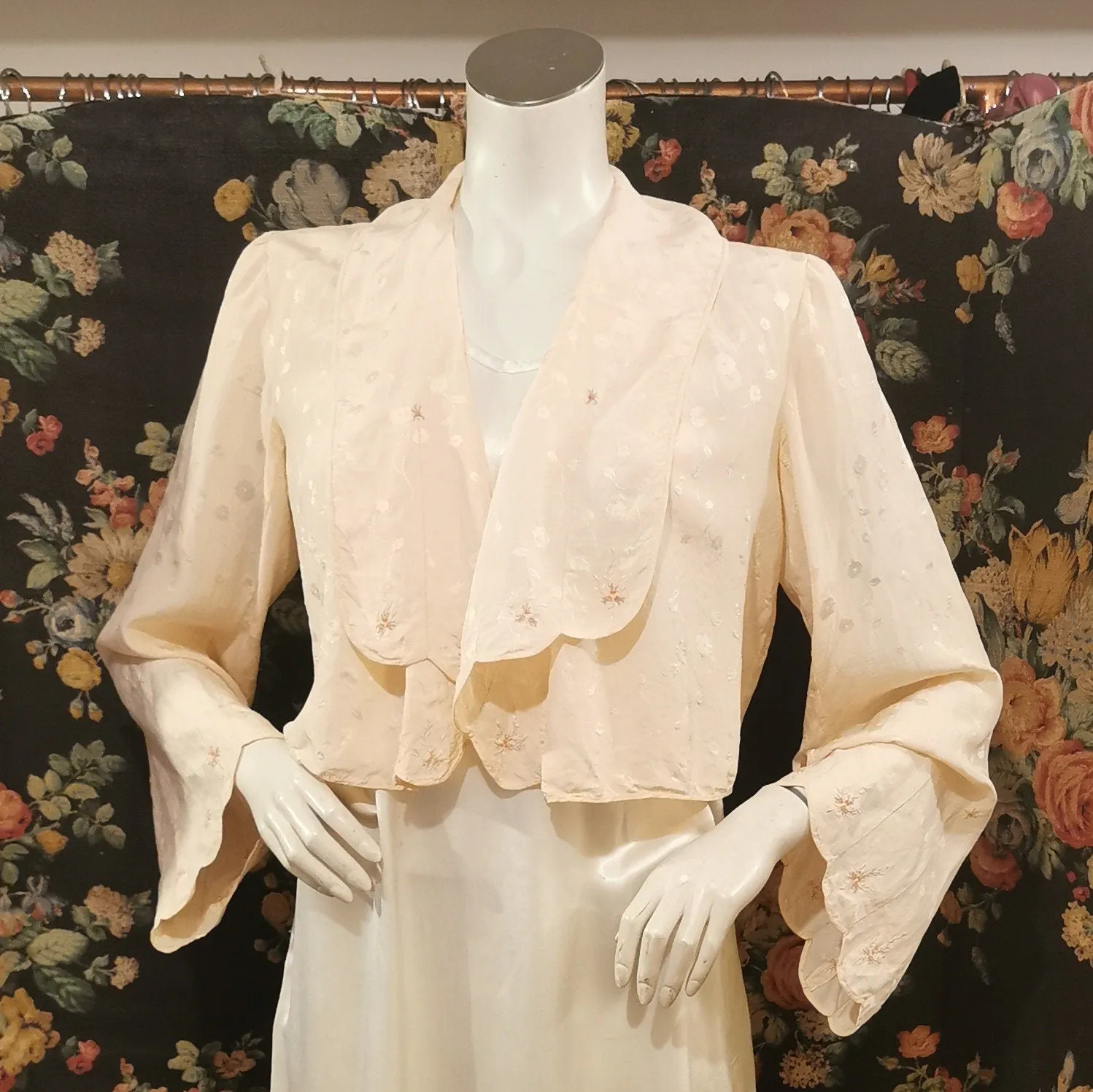 1930s Embroidered silk jacquard pastel pink vintage brocade bed jacket with bell sleeves, floral motif and scallop shawl collar UK 12
