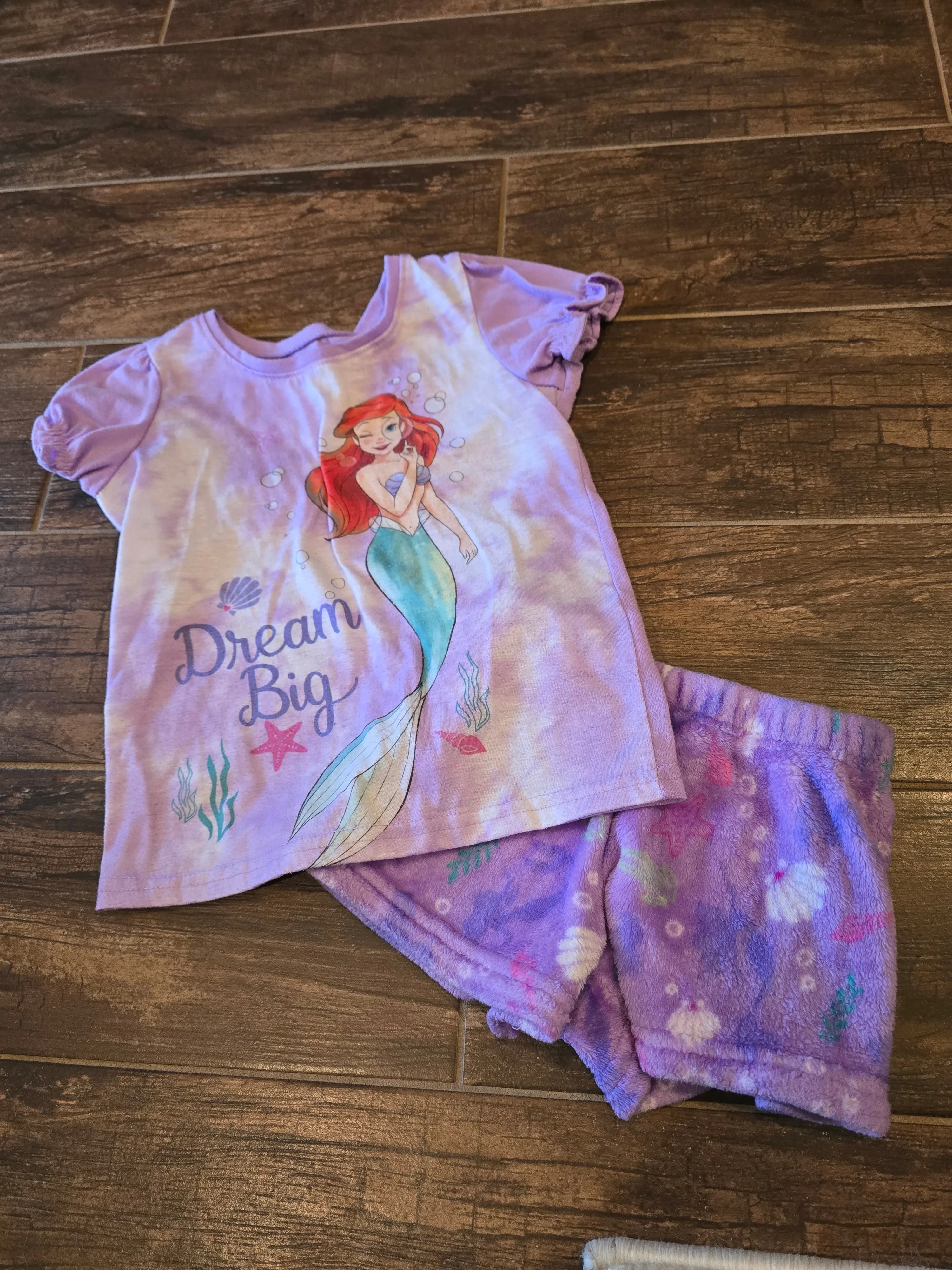 2 piece Ariel pajamas Terry shorts - size Kids Clothing:     5 & 5T
