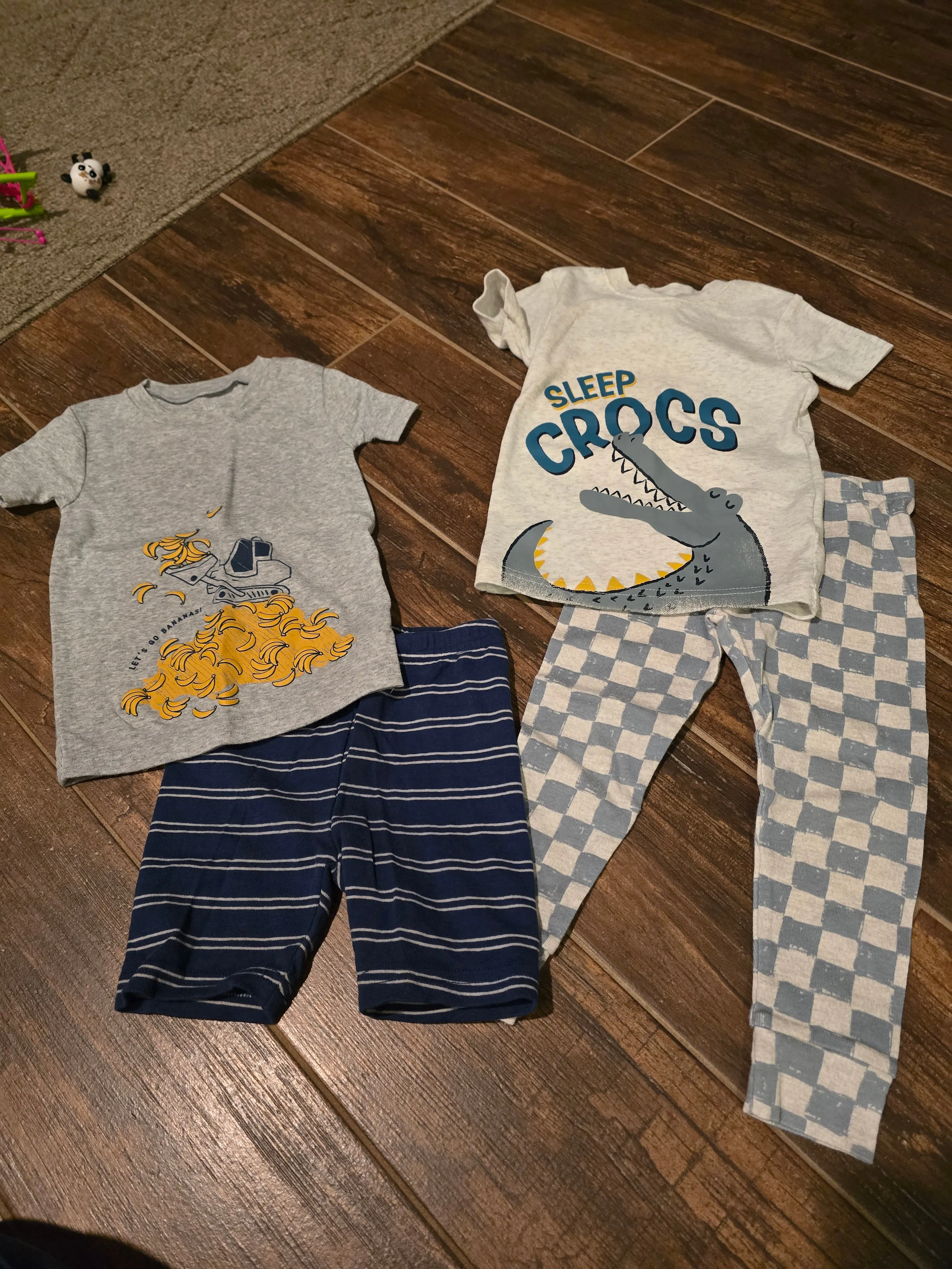 4 PC pajamas Grey/navy bananas - size Kids Clothing:     24 Mos & 2 & 2T
