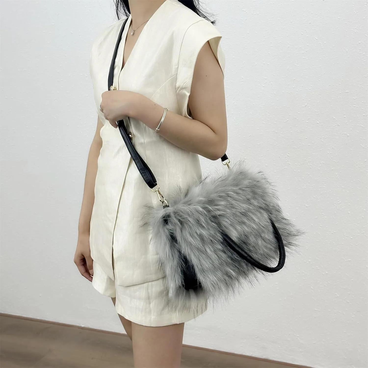 Aublinto Handbag Faux Fur Environmentally Friendly Plush Bag Women's Bag Faux Fur Shoulder Bag Fuzzy Purse Bucket Bag Handbag Fluffy Purse for Shopping Work Outdoors