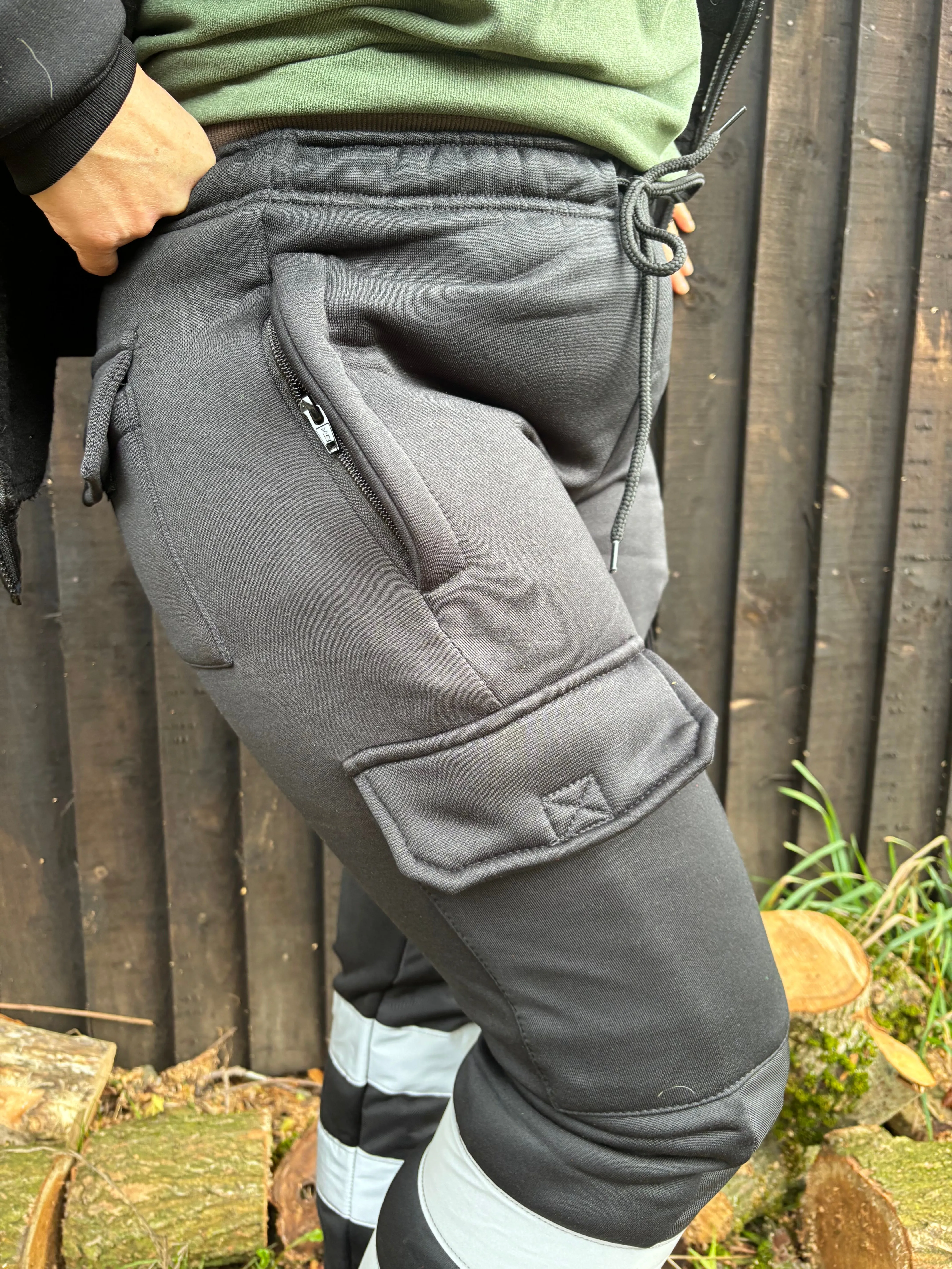 New black fleece lined reflective over pants 🤍