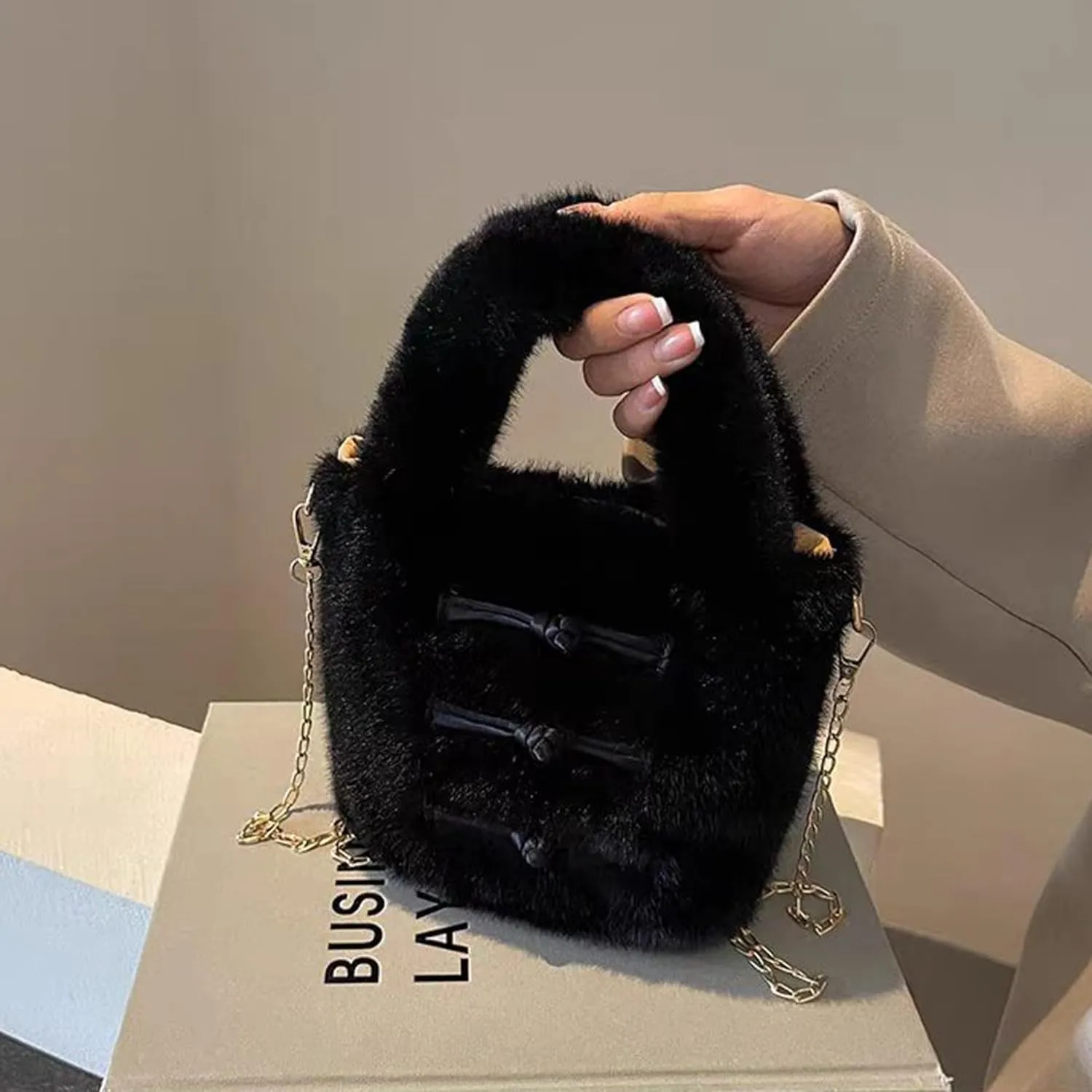 Pandalein Women's Faux Fur Mini Tote Bag, Winter Bag, Fluffy Bucket Bag, Plush Handbag, Fur Shoulder Bag, Cute Plush Bag, Handbag with Chain