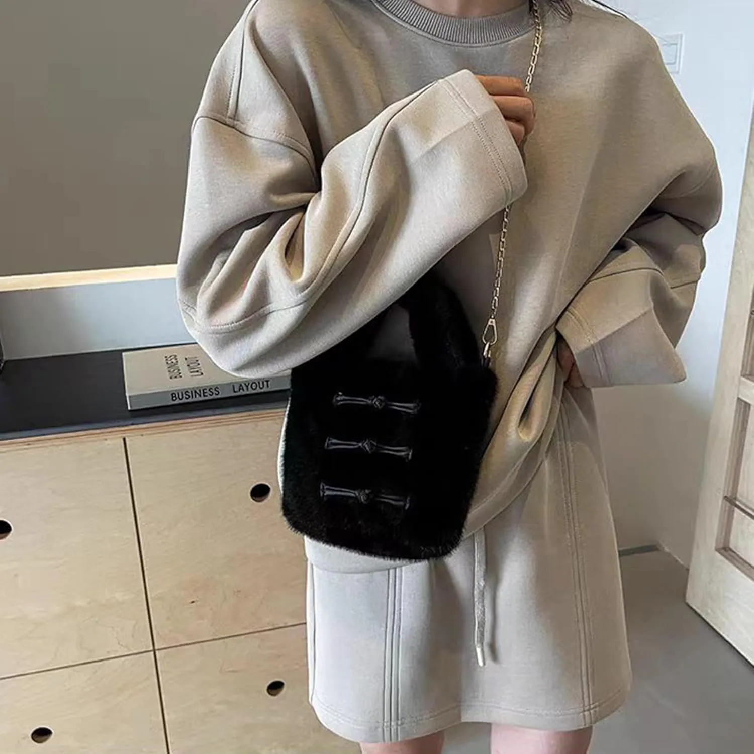 Pandalein Women's Faux Fur Mini Tote Bag, Winter Bag, Fluffy Bucket Bag, Plush Handbag, Fur Shoulder Bag, Cute Plush Bag, Handbag with Chain
