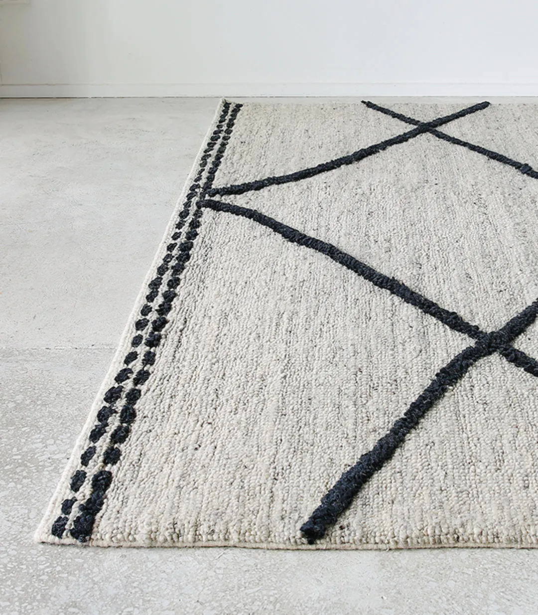 Tribe Home / 'Ridge' Rug / 200x300cm / Natural-Grey-Charcoal