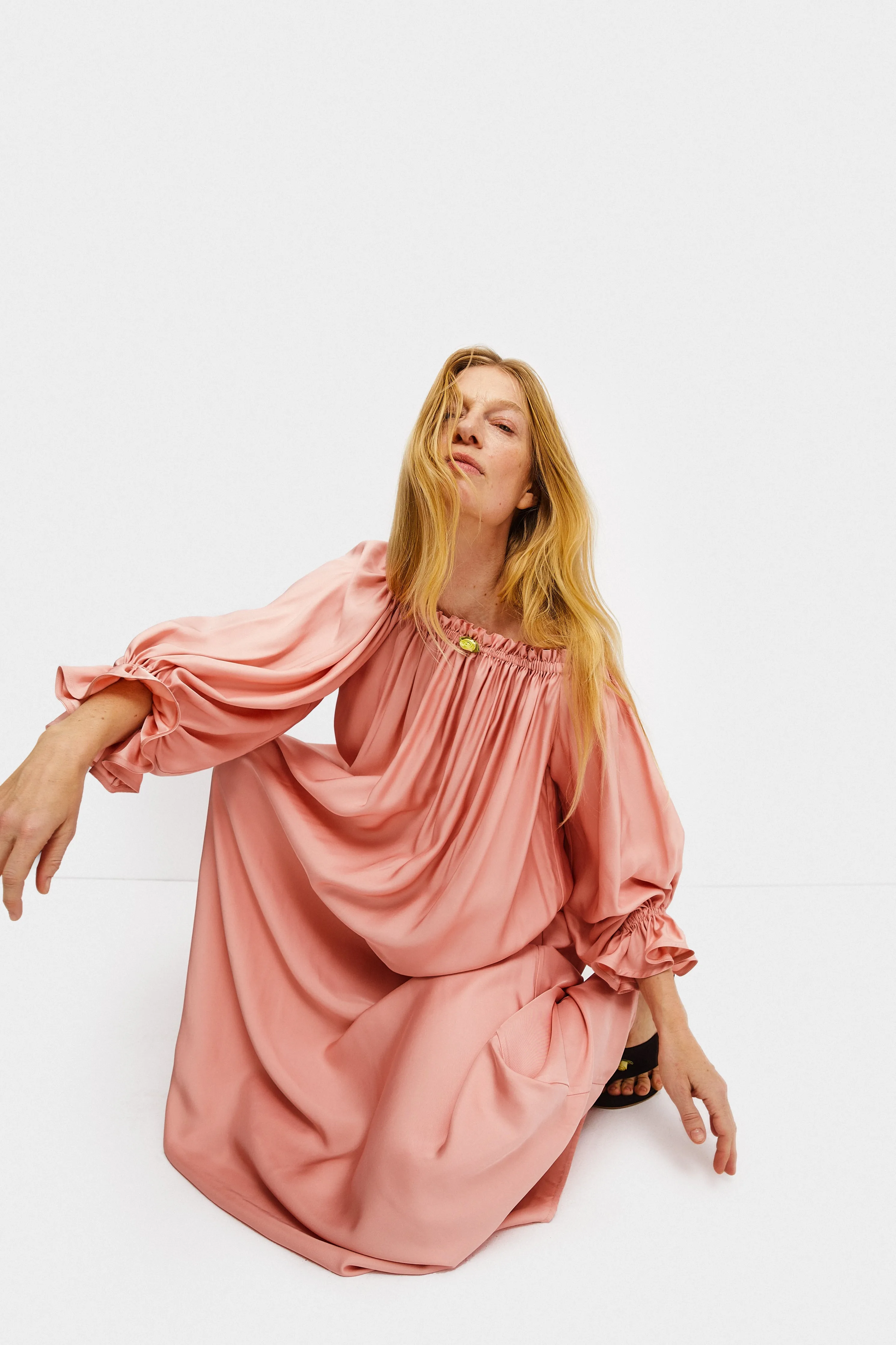 Zephir Off-the-shoulder Maxi Dress in Pink